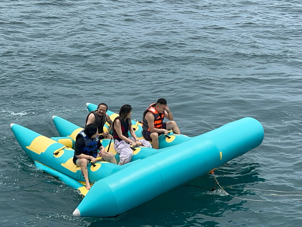 Inflatable flying fish for 4 seats