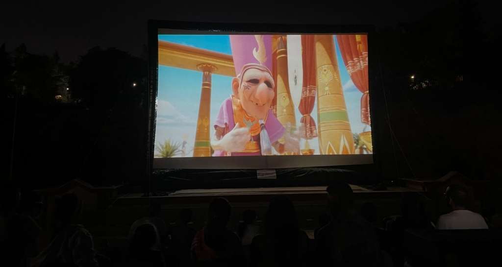 Quick setup movie screen